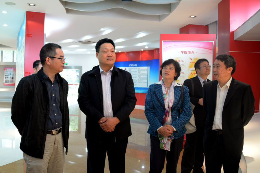 2、学院领导参观广东女子职业.jpg