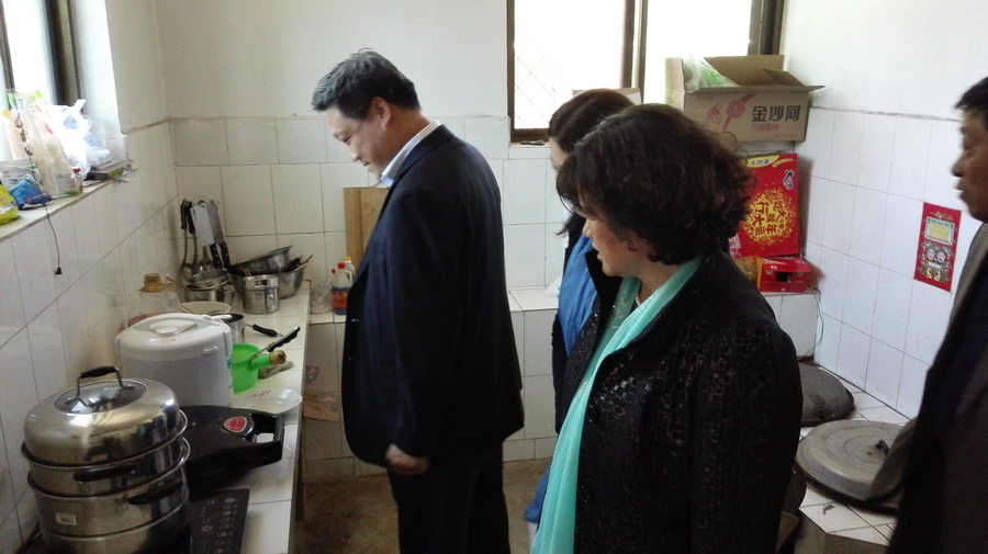 学院领导视察工作组生活情况.jpg