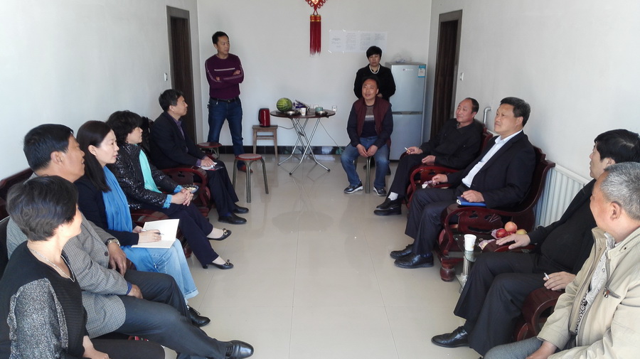 学院领导与村委会、驻村工作组座谈交流.jpg